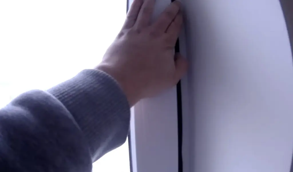 Biała pianka pod oknem — trik za 15 zł, który zastąpi grzejnik