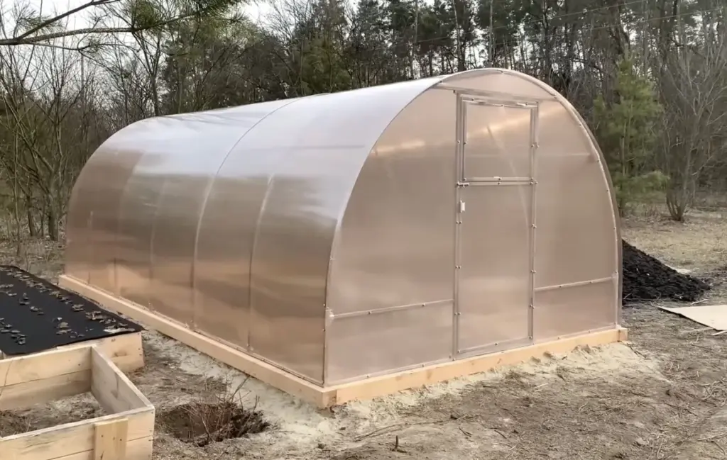 Białe panele z paczek InPost: Ten 1 trik ocali Twoją szklarnię