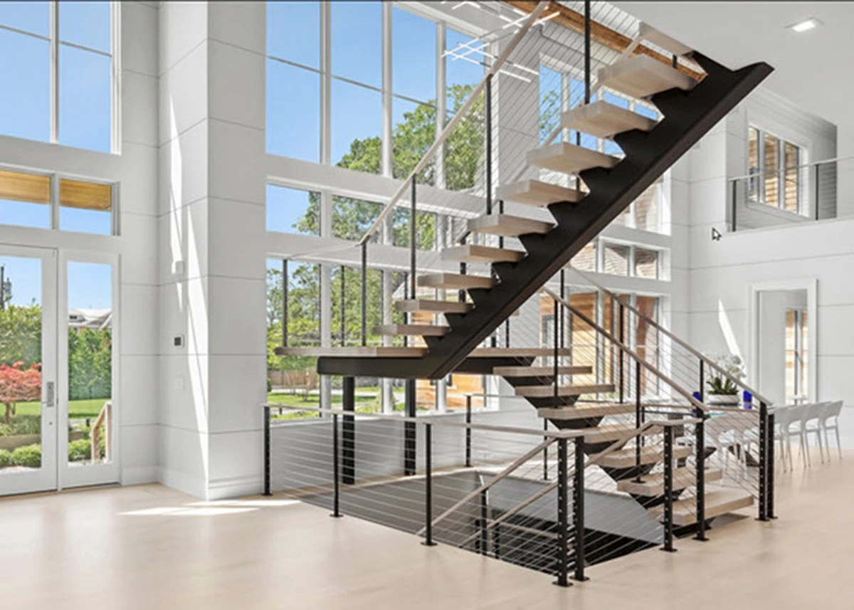 Dlaczego architekci wnętrz coraz częściej wybierają schody lewitujące w małych domach - image 1