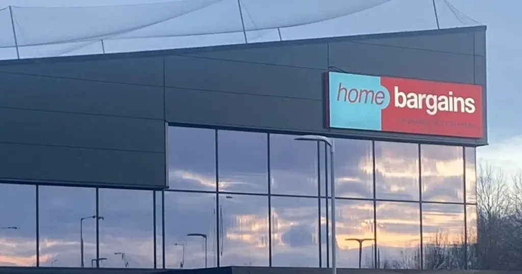 Dlaczego brytyjscy ogrodnicy masowo przypinają małe balony do krzewów