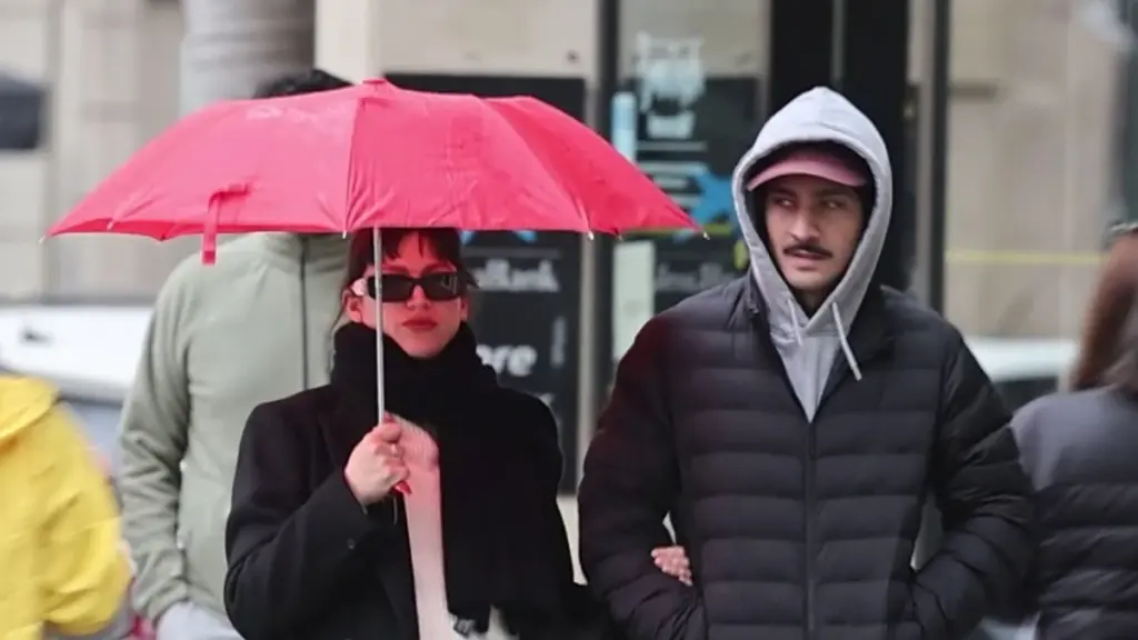 Dlaczego czołowi aktorzy wybierają biały len i drewno zamiast luksusowych marmurów