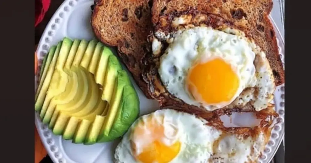 Dlaczego dietetycy zawsze dodają jajko lub twaróg do porannego posiłku