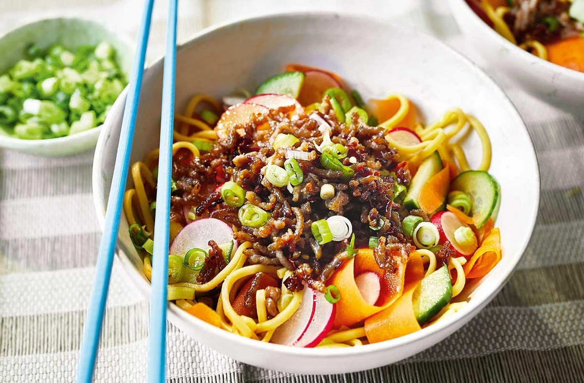 Dlaczego do sałatki z makaronem warto dodać dwie łyżki tahini - image 1