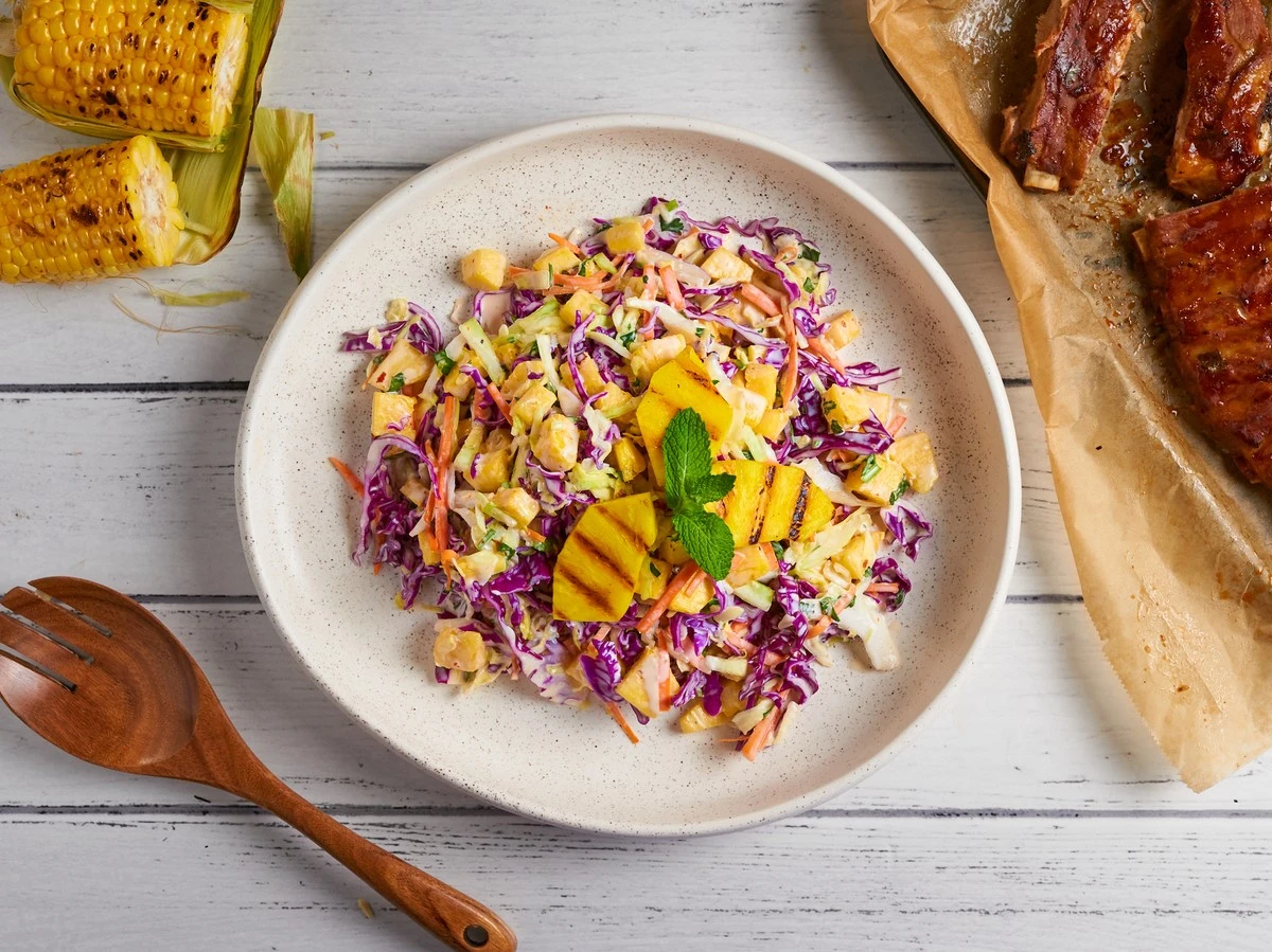 Dlaczego do sałatki z kapusty pekińskiej warto dodać plastry ananasa - image 1
