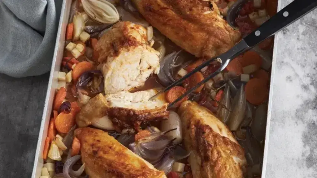 Dlaczego doświadczeni kucharze zawsze kładą kurczaka na grubej warstwie cebuli i marchwi