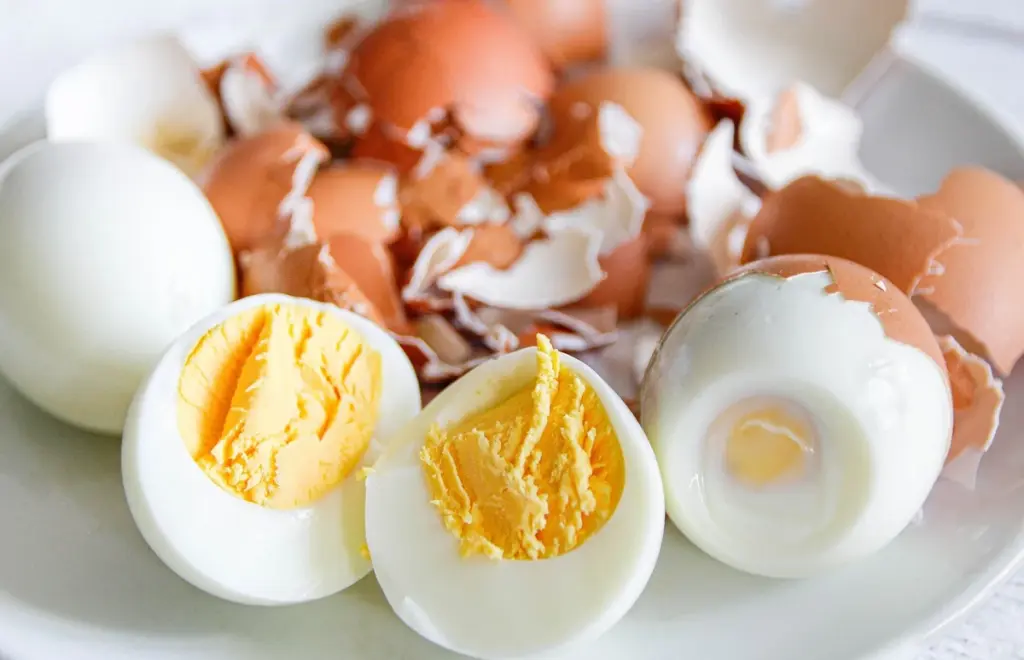 Dlaczego doświadczeni kucharze rezygnują z gotowania jajek w garnku