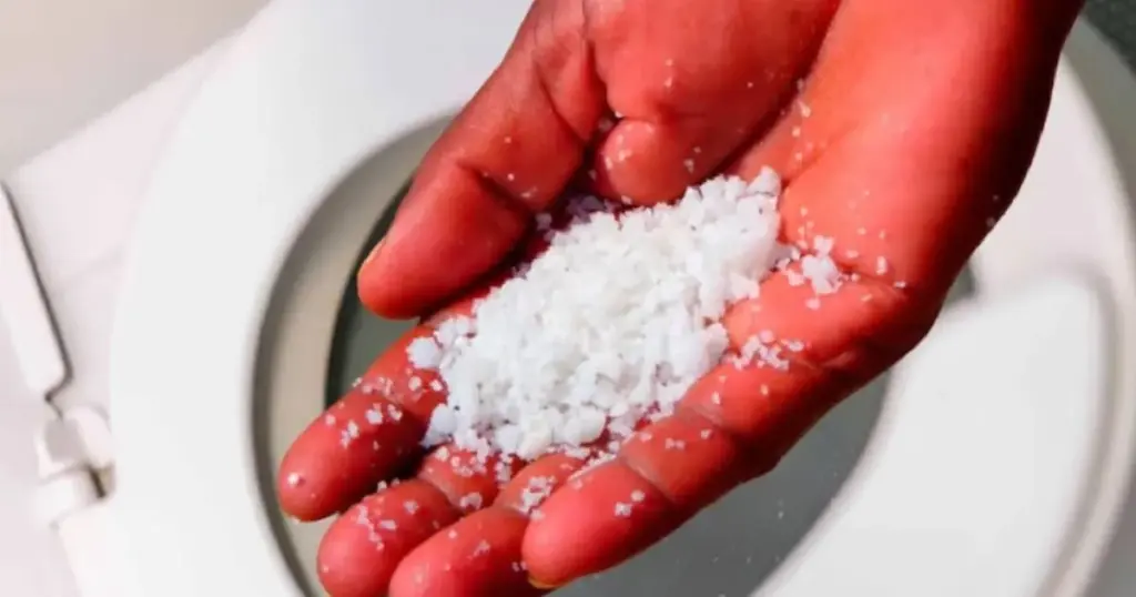 Dlaczego doświadczone panie domu wsypują dwie łyżki soli do toalety przed snem