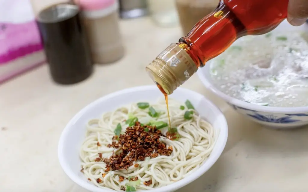 Dlaczego doświadczeni smakosze w Tajpej kładą jajko w koszulce na suchy makaron