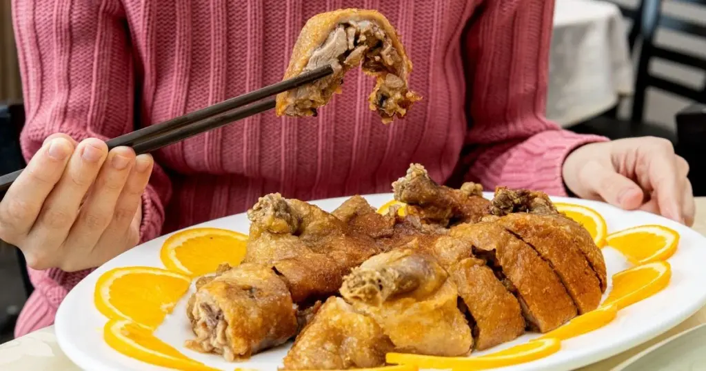 Dlaczego doświadczeni smakosze zawsze robią małą dziurkę w pierożku przed pierwszym kęsem