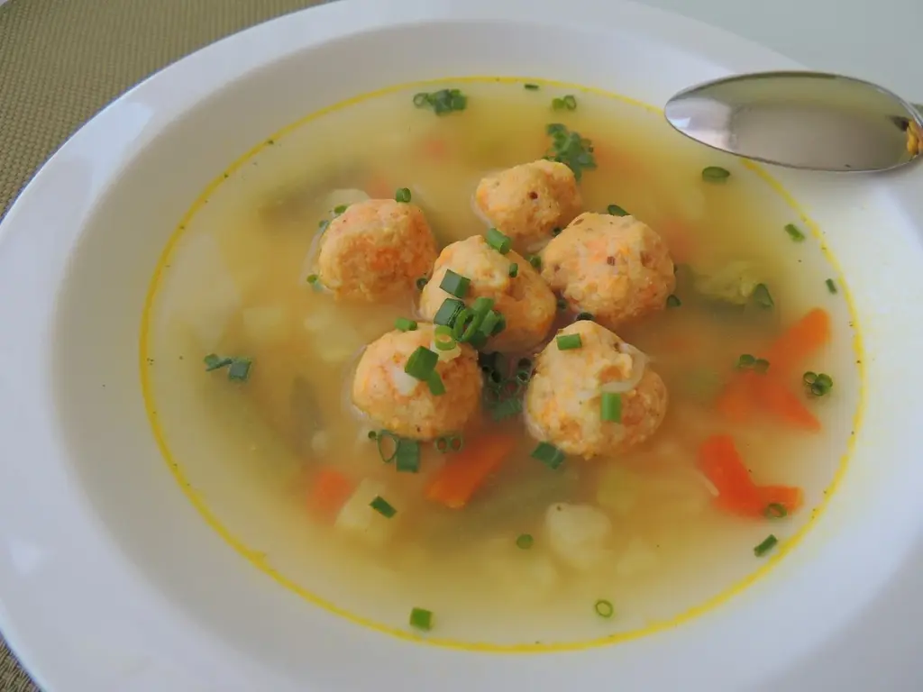 Dlaczego doświadczone gospodynie dodają startą marchew do klusek w zupie