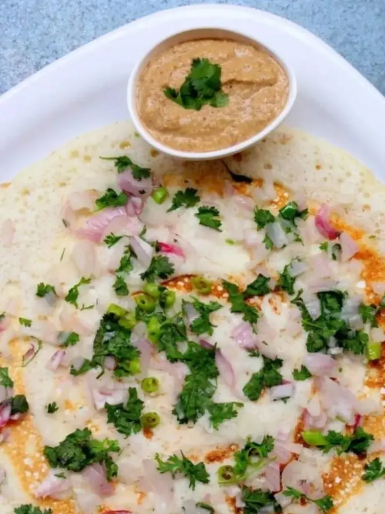 Dlaczego doświadczeni kucharze zawsze posypują ciasto na naleśniki posiekaną cebulą