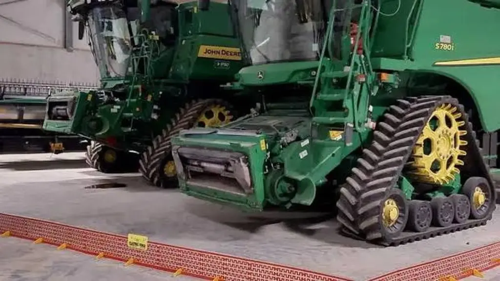 Dlaczego doświadczeni rolnicy montują niskie barierki wokół kombajnów na zimę