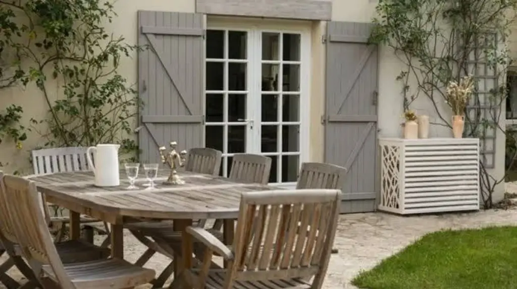 Dlaczego doświadczeni instalatorzy odradzają obudowywanie pompy ciepła drewnem