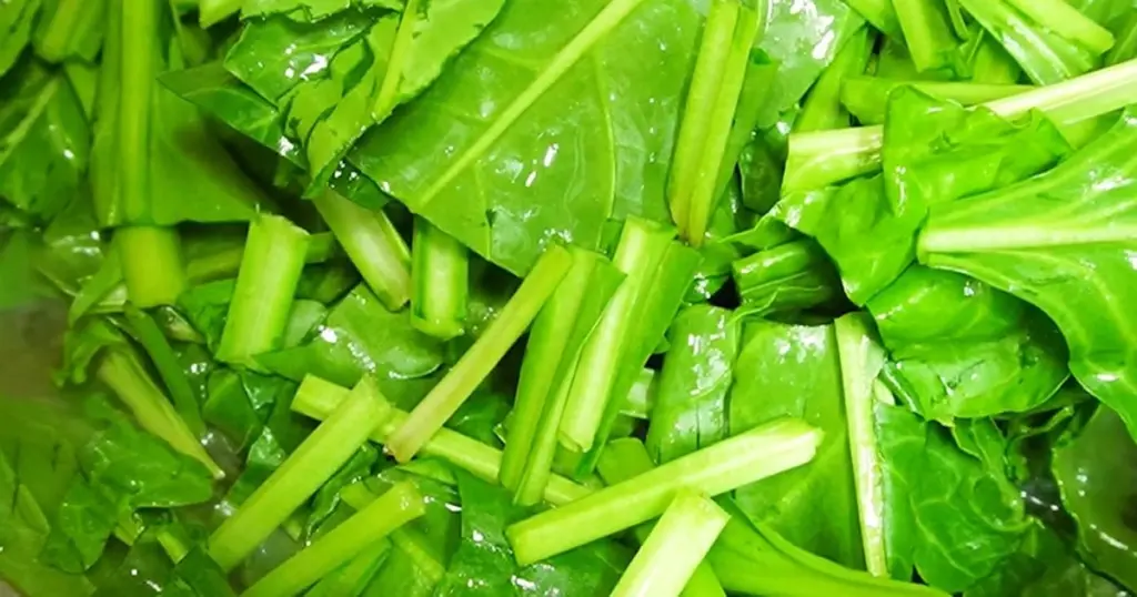 Dlaczego doświadczeni kucharze dodają łyżkę wina ryżowego do zupy z boćwiny