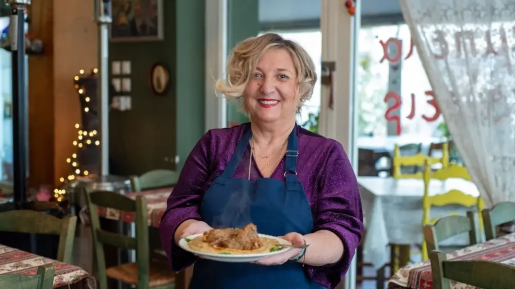 Dlaczego doświadczeni smakosze omijają centrum i jadą na to jedno podwórko w Drapetsonie