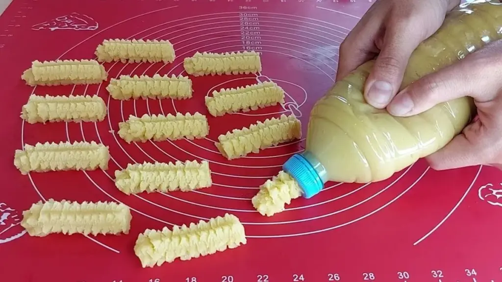 Dlaczego doświadczone gospodynie nacinają nakrętkę od butelki przed pieczeniem ciastek