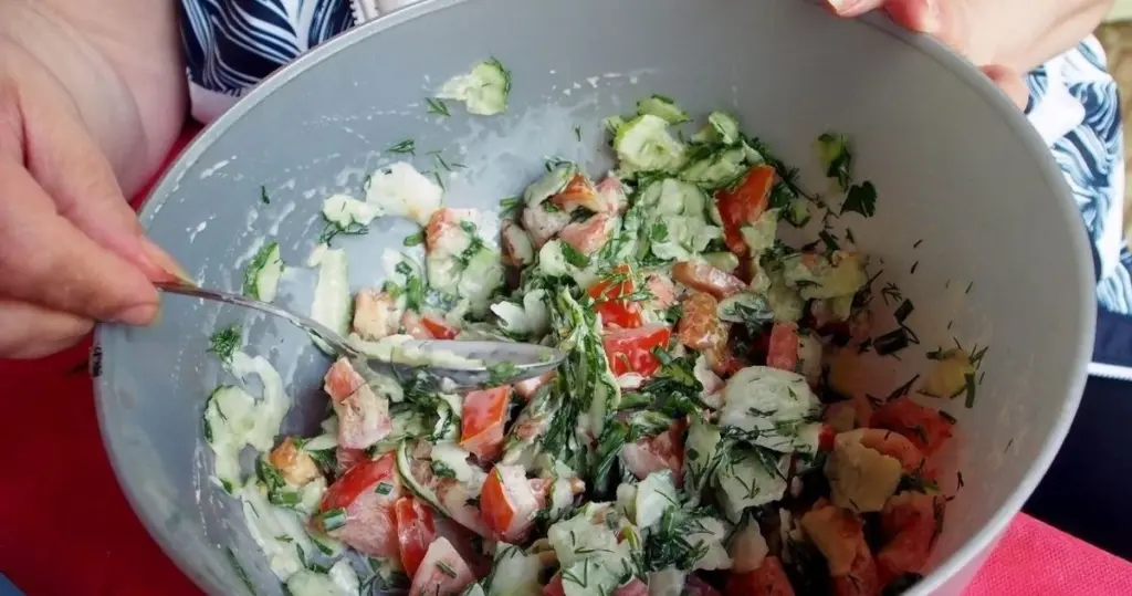 Dlaczego doświadczeni kucharze zawsze dodają listki mięty do sałatki z selera