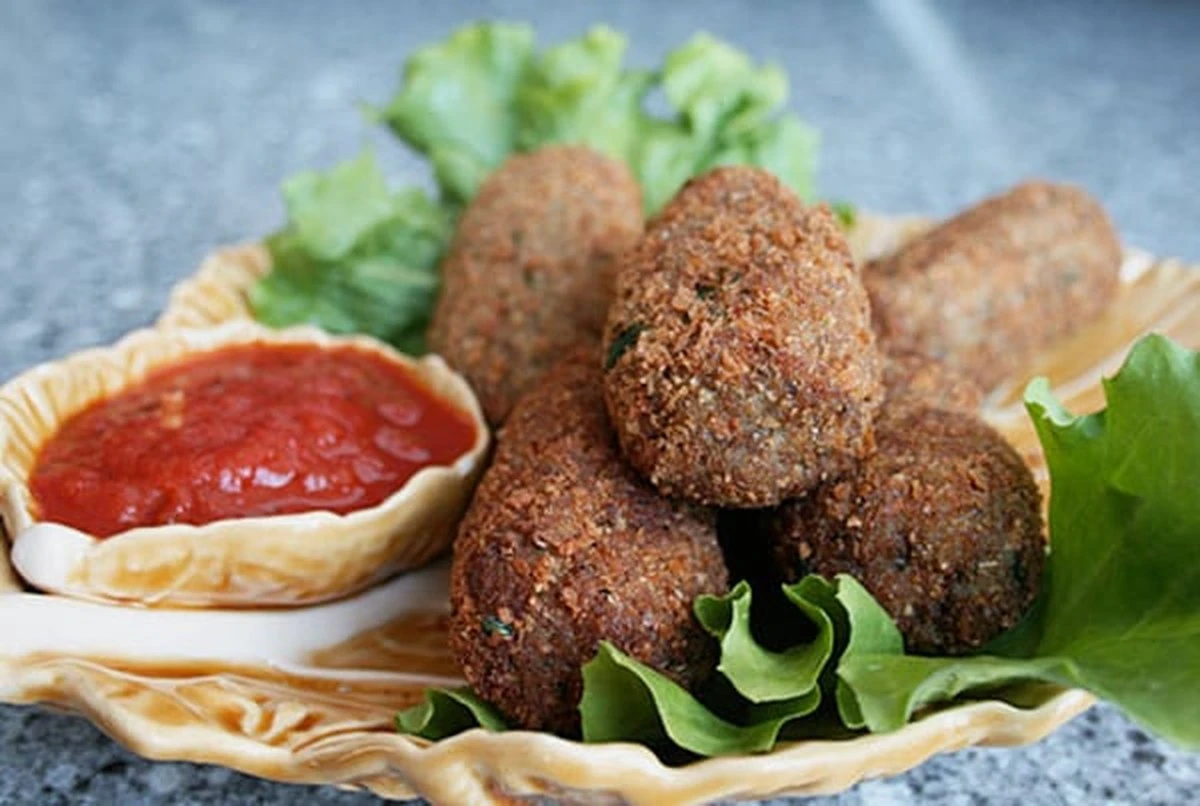 Dlaczego doświadczeni kucharze zawsze pieką bakłażana w całości zamiast go kroić - image 1