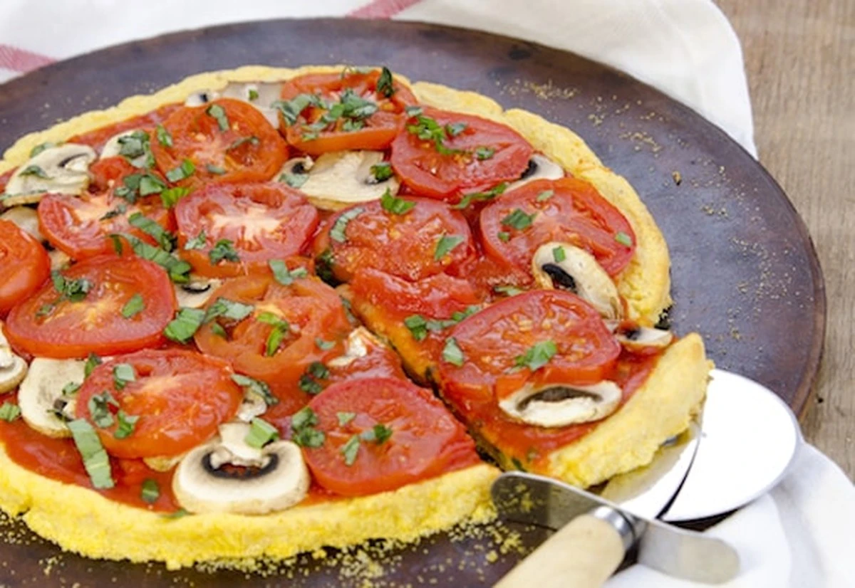 Dlaczego doświadczeni kucharze zamiast mąki wybierają kaszę kukurydzianą do spodu pizzy - image 1