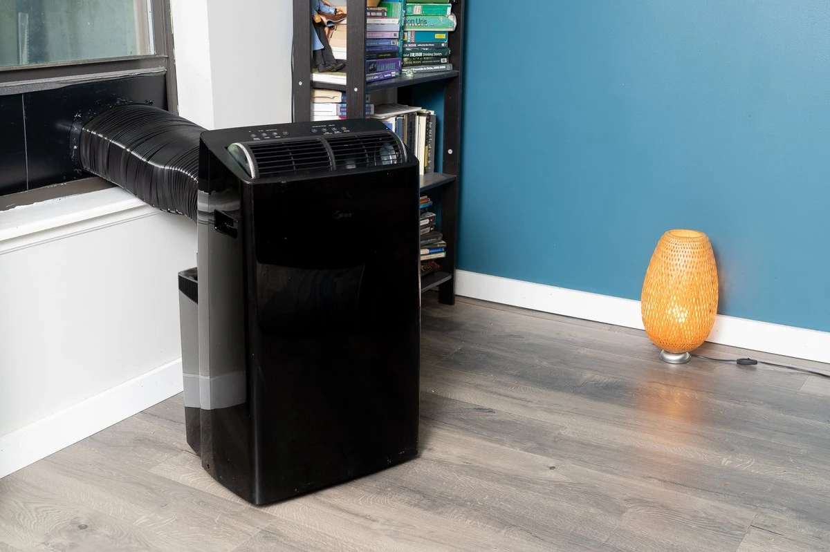 Dlaczego doświadczeni lokatorzy zamiast kucia ścian wybierają przenośne LG z rurą w oknie - image 1