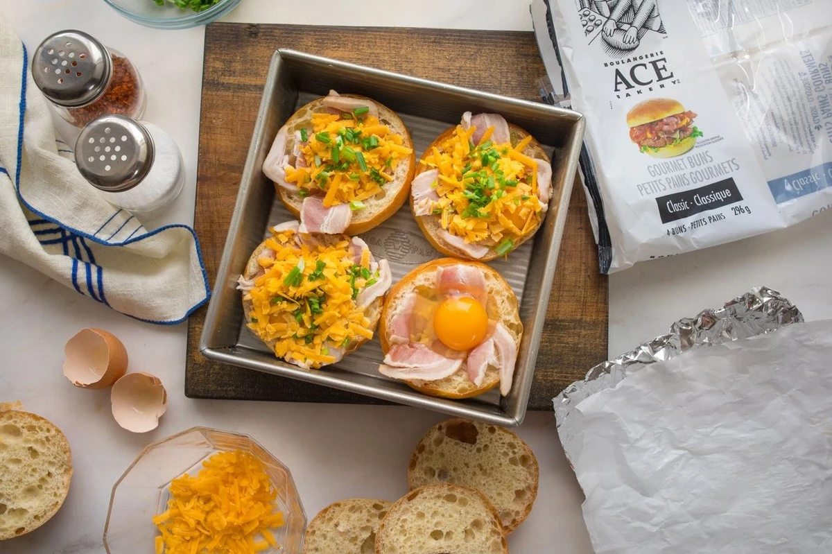 Dlaczego doświadczeni kucharze wydrążają bułki przed pieczeniem śniadania - image 1