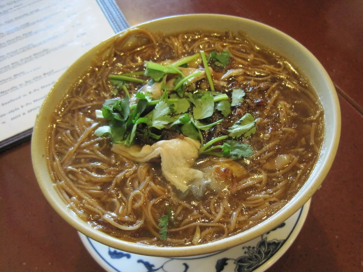 Dlaczego doświadczeni smakosze w Tajpej kładą jajko w koszulce na suchy makaron - image 1