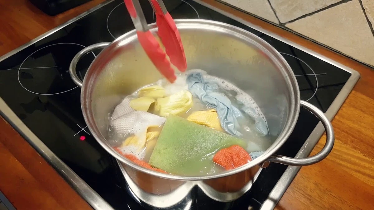 Dlaczego doświadczone gospodynie zawsze wrzucają ścierki kuchenne do garnka z wrzątkiem - image 1