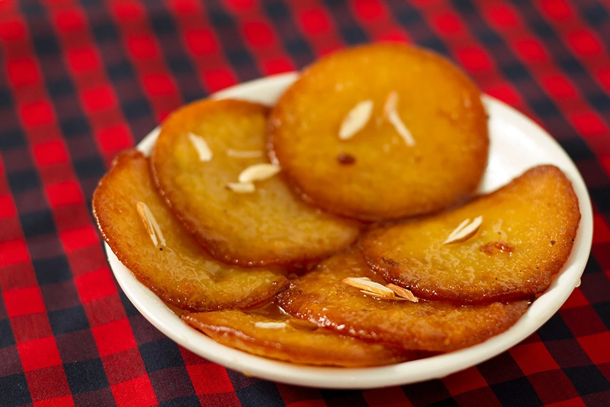 Dlaczego doświadczeni kucharze zawsze dodają szczyptę semoliny do ciasta na malpua - image 1