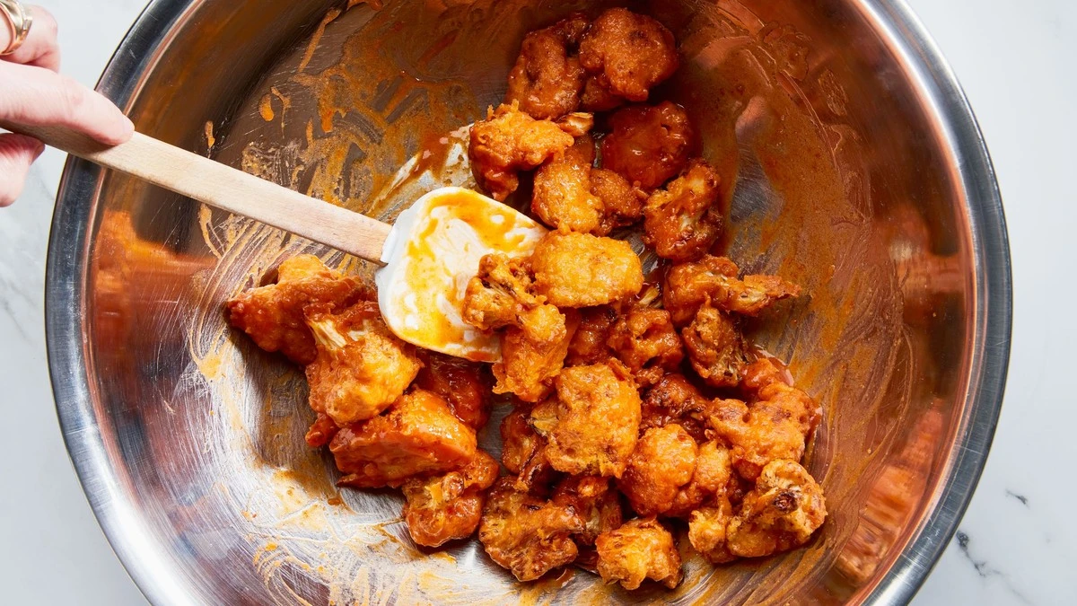 Dlaczego doświadczone gospodynie wkładają do air fryera kawałek papieru do pieczenia - image 1