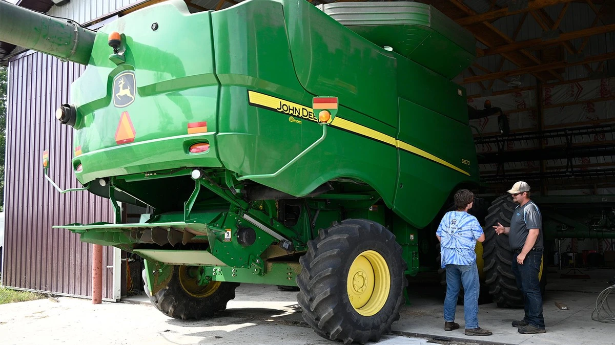 Dlaczego doświadczeni rolnicy montują niskie barierki wokół kombajnów na zimę - image 1