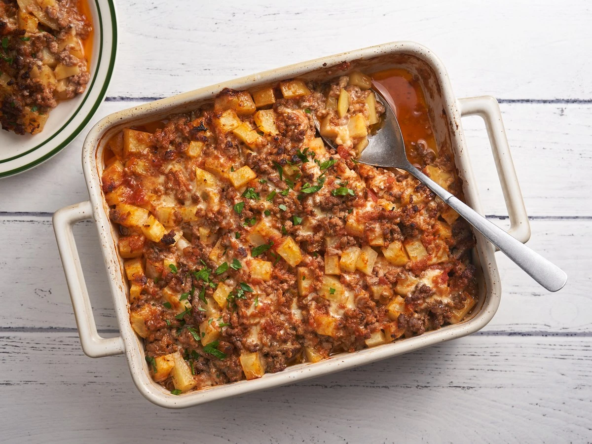 Dlaczego doświadczeni kucharze zostawiają zapiekankę ziemniaczaną w piekarniku na całą noc - image 1