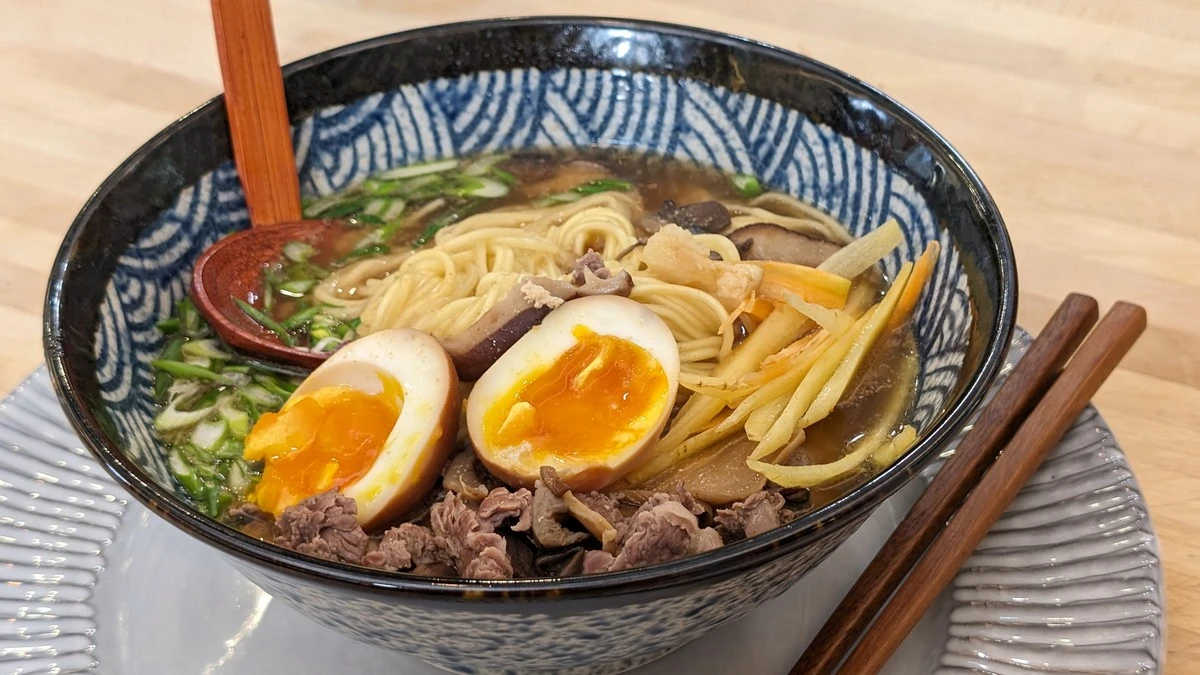 Dlaczego doświadczeni smakosze w Japonii zawsze zamawiają tsukemen w tej bocznej uliczce - image 1