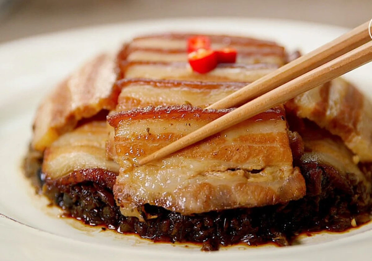 Dlaczego doświadczeni kucharze wylewają szklankę alkoholu na boczek w parowarze - image 1