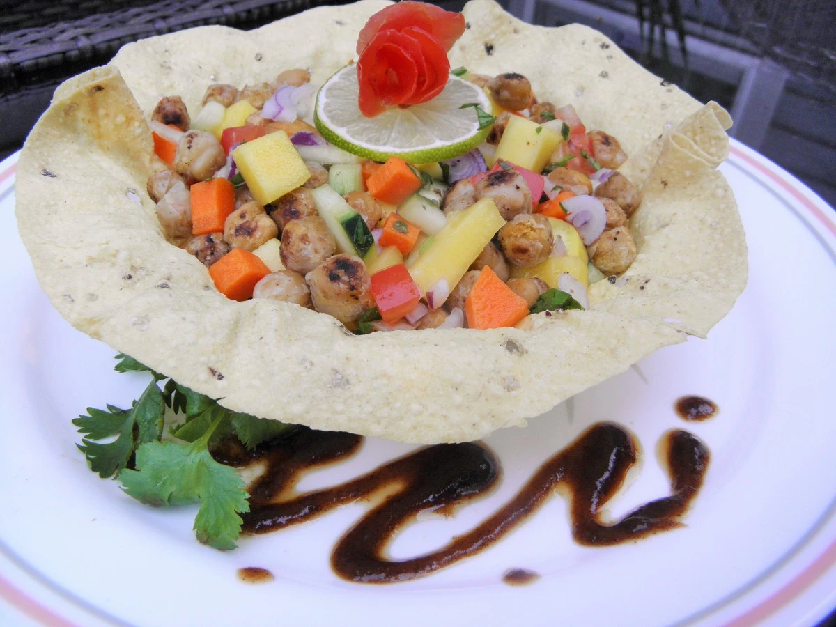 Dlaczego doświadczeni kucharze zawsze kruszą papady zamiast podawać je w całości - image 1