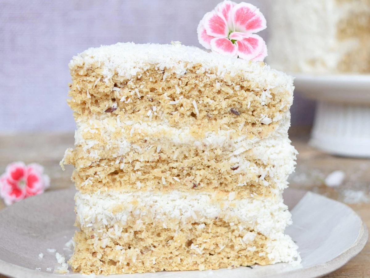 Dlaczego doświadczeni cukiernicy dodają śmietanę do ciasta kokosowego dopiero po upieczeniu - image 1