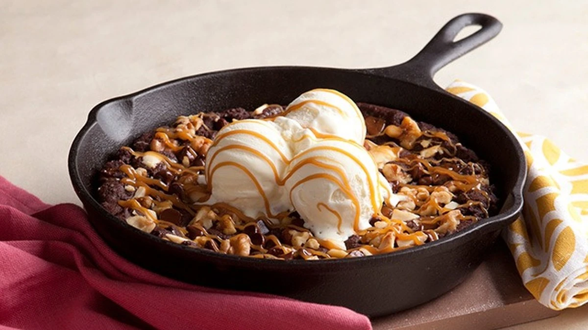 Dlaczego doświadczeni kucharze zawsze kładą ściereczkę na dnie patelni robiąc deser - image 1