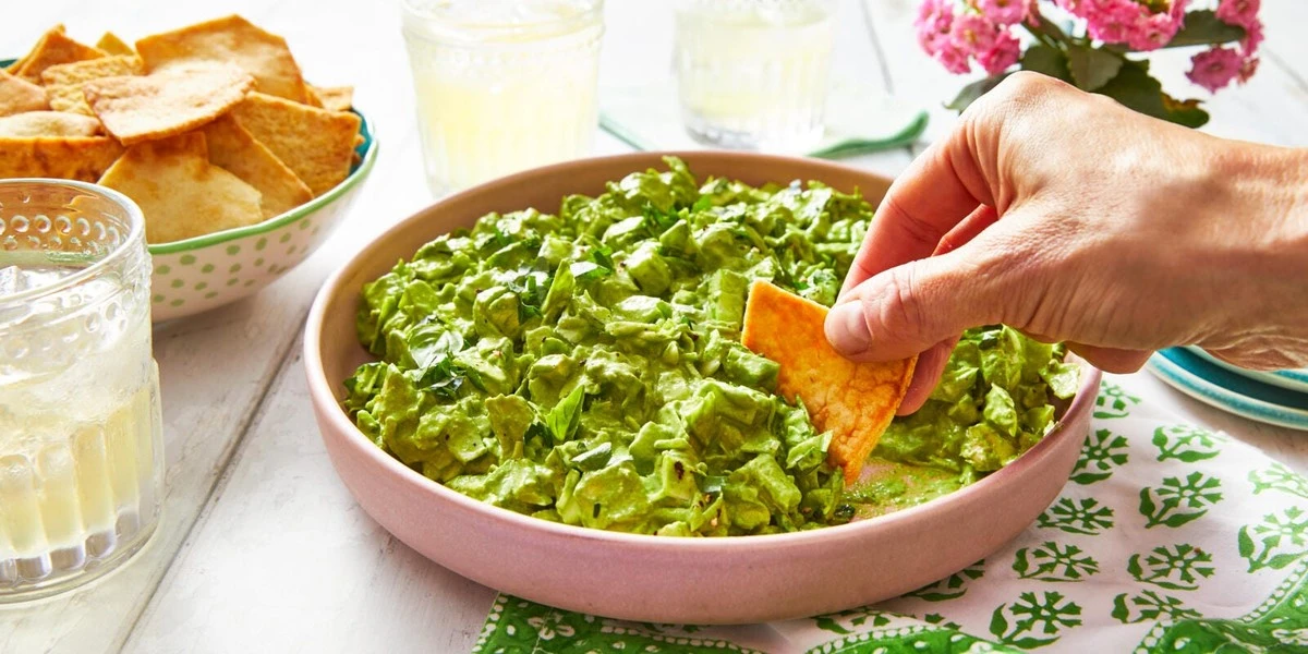 Dlaczego influencerzy dodają pestki orzechów do dressingu: Tajemnica Green Goddess Salad - image 1