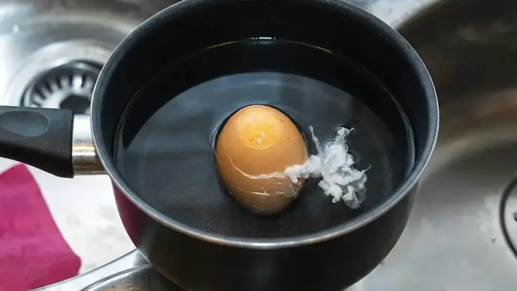 Dlaczego jajka pękają podczas gotowania? Jeden prosty trik z igłą rozwiązuje problem