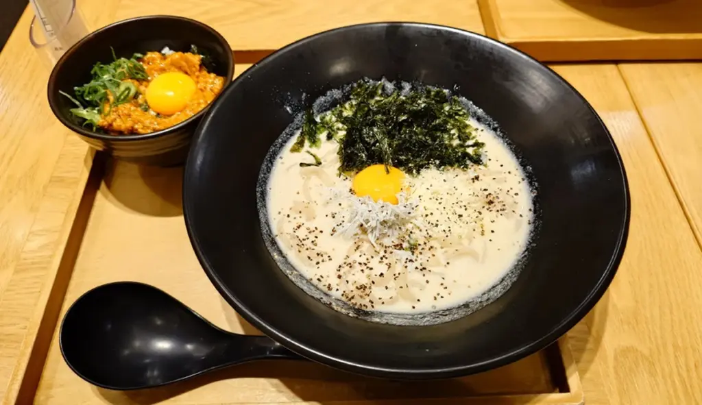 Dlaczego japońscy smakosze w Chibie zamawiają makaron udon z kremem i wodorostami zamiast klasycznego bulionu