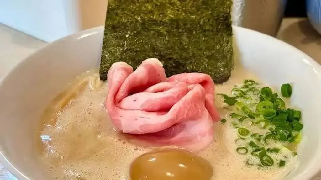 Dlaczego japońscy smakosze czekają w dwugodzinnych kolejkach po tę jedną miskę ramen