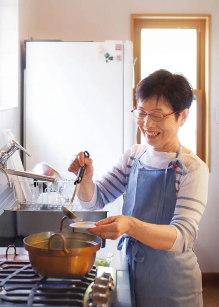 Dlaczego japońscy stulatkowie dodają szczyptę soli na samym końcu gotowania zupy