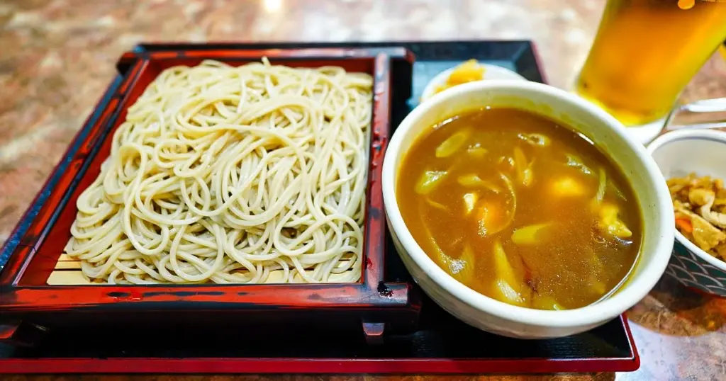 Dlaczego japońscy szefowie kuchni zawsze dodają kurczaka do soba curry