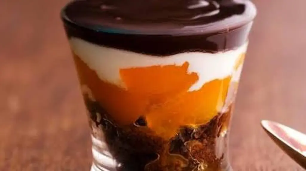 Dlaczego kucharze gwiazd zaczęli serwować tort Sachera w szklankach