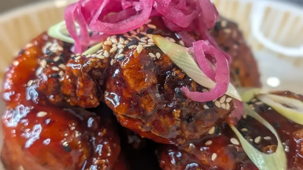 Dlaczego kucharze coraz częściej zamieniają mąkę pszenną na ziemniaczaną podczas smażenia kurczaka