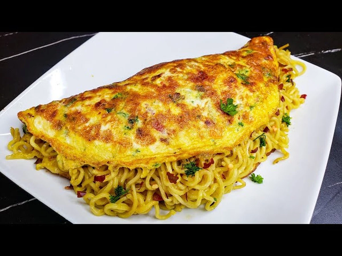 Dlaczego kucharze w Azji dodają makaron błyskawiczny do omletu - image 1