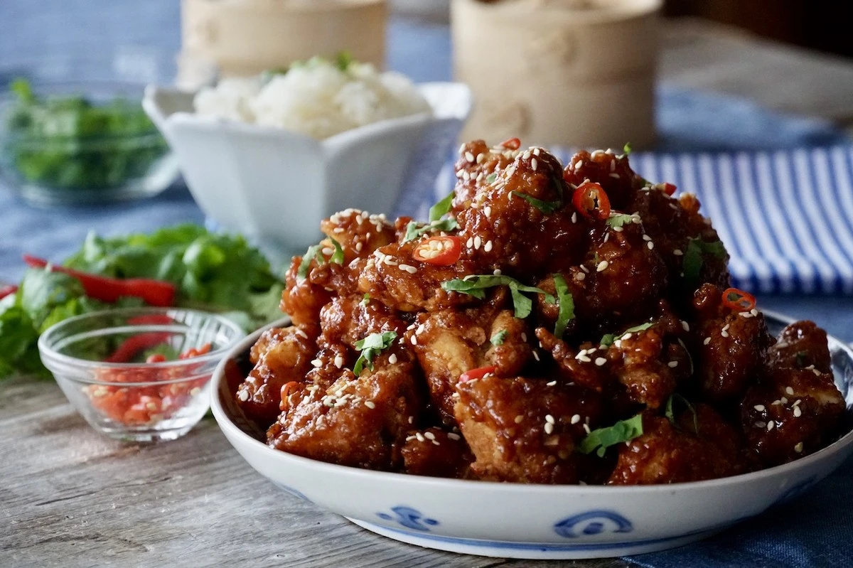 Dlaczego kucharze coraz częściej zamieniają mąkę pszenną na ziemniaczaną podczas smażenia kurczaka - image 1