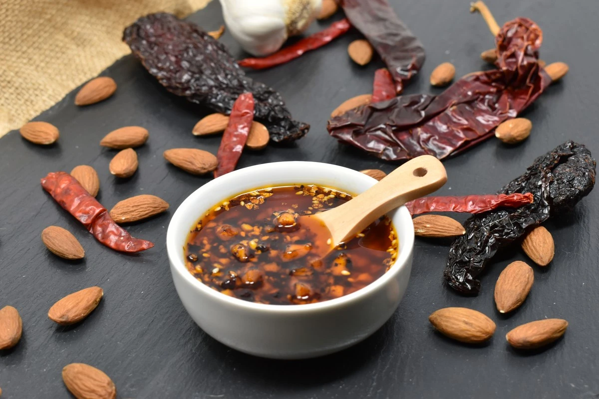 Dlaczego meksykańscy kucharze zawsze dodają garść migdałów do ostrego oleju - image 1