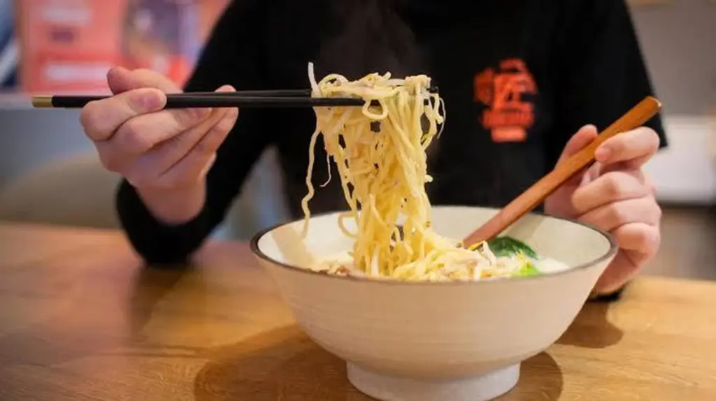 Dlaczego mieszkańcy Lünen ustawiają się w kolejce po japońską zupę z kości wieprzowych