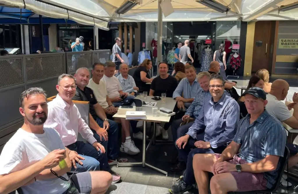 Dlaczego mieszkańcy Melbourne coraz częściej wybierają te greckie uliczki zamiast galerii handlowych