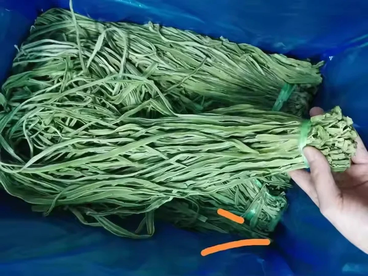 Dlaczego mieszkańcy gór w Wietnamie zawsze suszą zielone warzywa na dachach swoich domów - image 1